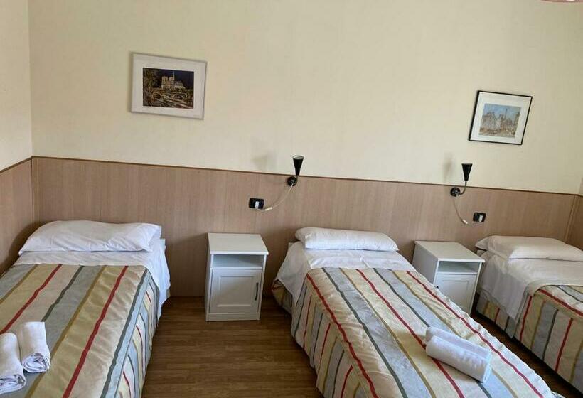 חדר סטנדרט לשלושה, Affittacamere Metro Fiera