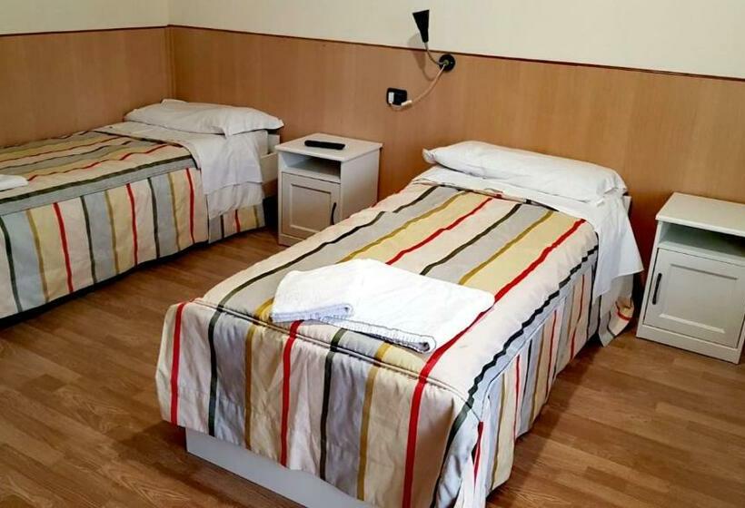 חדר סטנדרט לשלושה, Affittacamere Metro Fiera