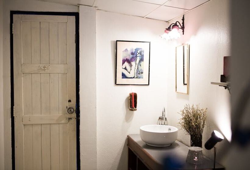 جناح عائلي, Arthit Tara Lodge