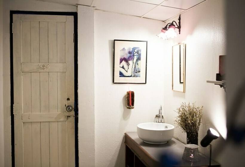 جناح عائلي, Arthit Tara Lodge