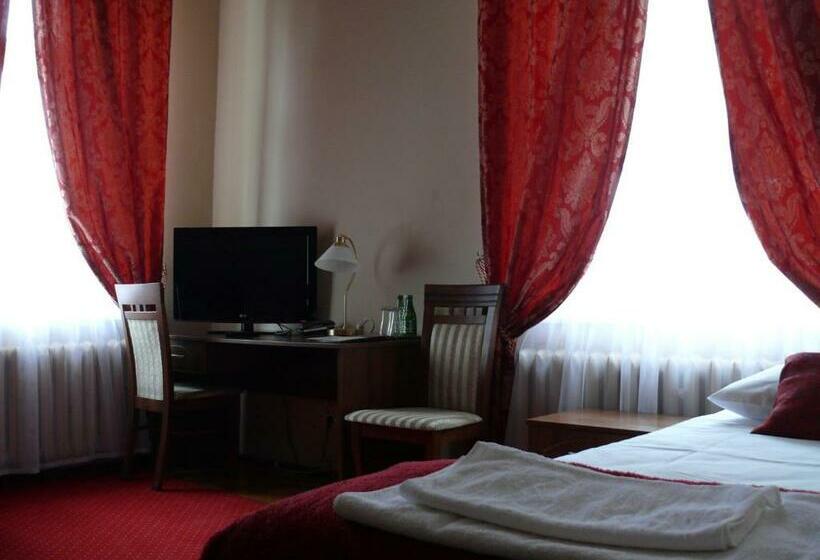 غرفة قياسية ثلاثية, Dwór Zbożenna