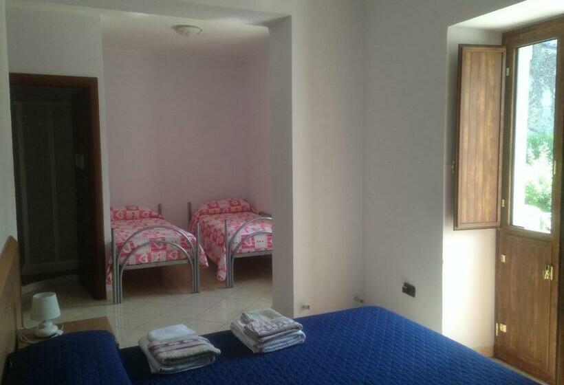 חדר סטנדרט לארבעה, La Fontanella B&b