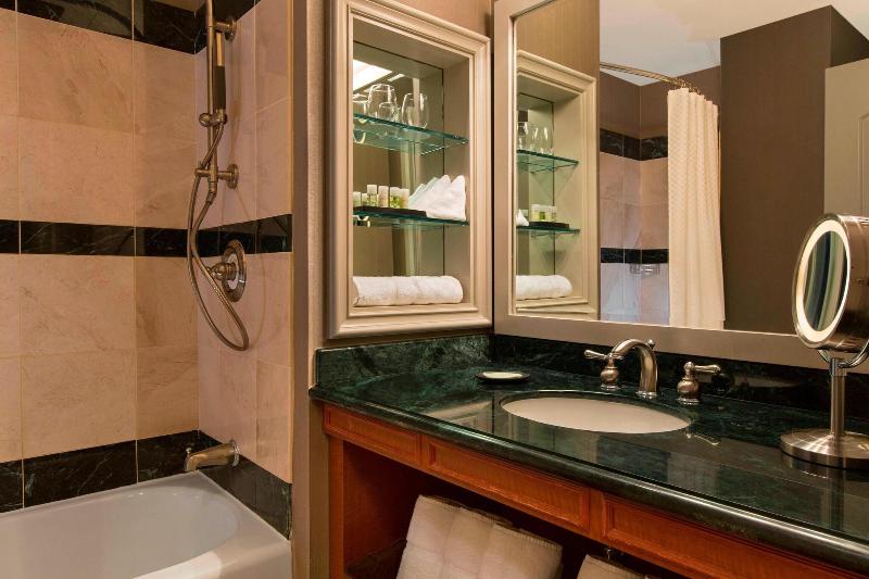 Номер Классика Кровать Кинг, The Westin Houston Downtown