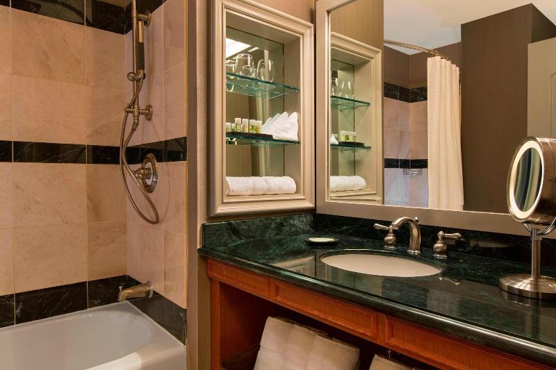 Номер Классика Кровать Кинг, The Westin Houston Downtown