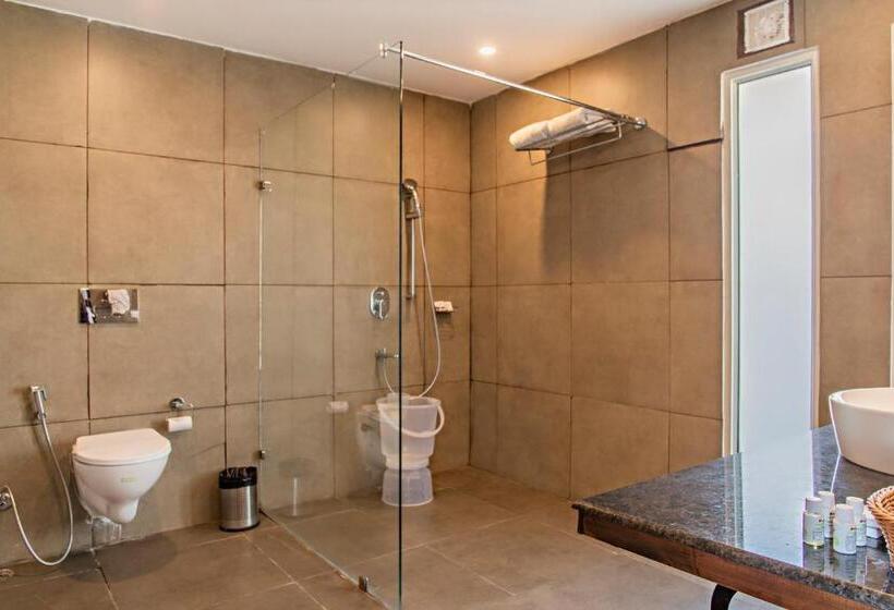 带大床的标准间, Chails Hamlet