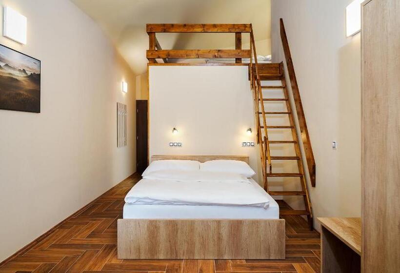 발코니가 있는 4인용 스탠다드 룸, Dymník