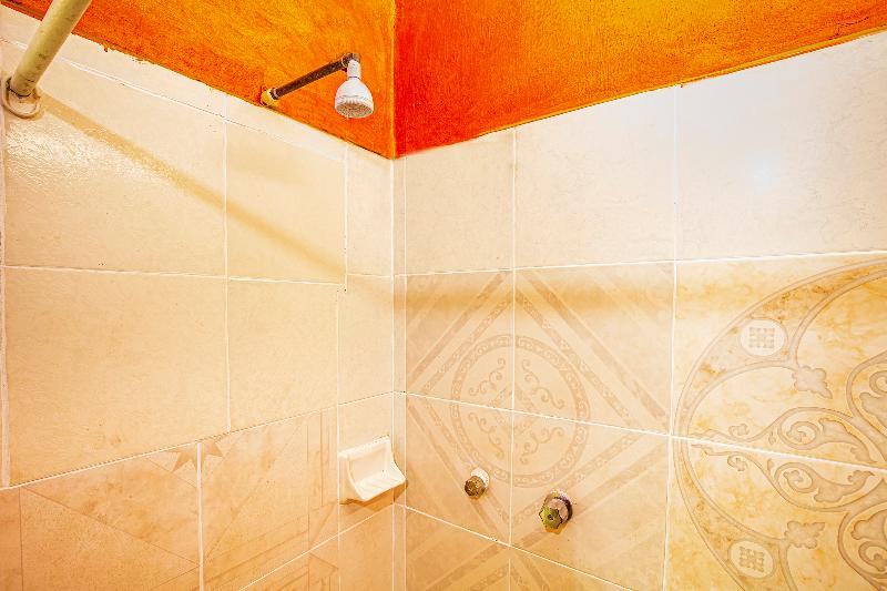 스탠다드 트리플 룸, Oyo Rey David