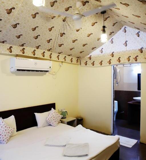 غرفة قياسية مطلّة علي حمام السباحة, Virat Resorts, Sariska Rajasthan