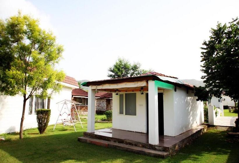 غرفة قياسية مطلّة علي حمام السباحة, Virat Resorts, Sariska Rajasthan