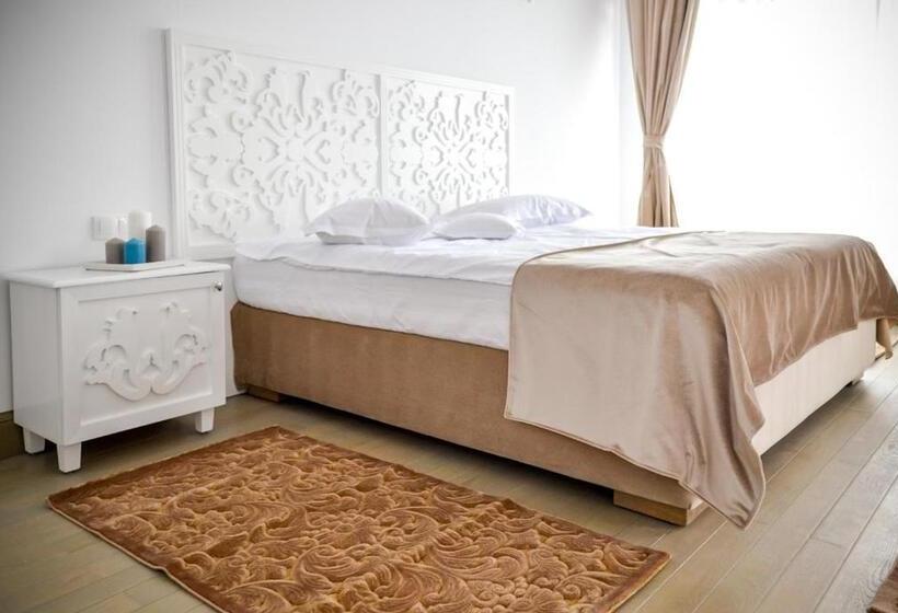 Студия Deluxe, Coquette