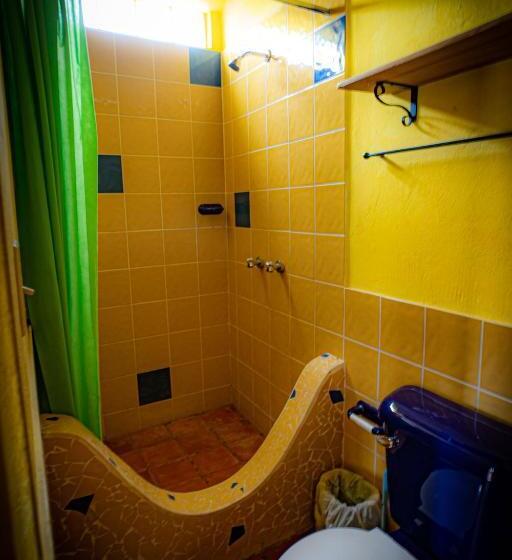 سرير فى غرفة مشتركه, Hostal Jardín Escondido