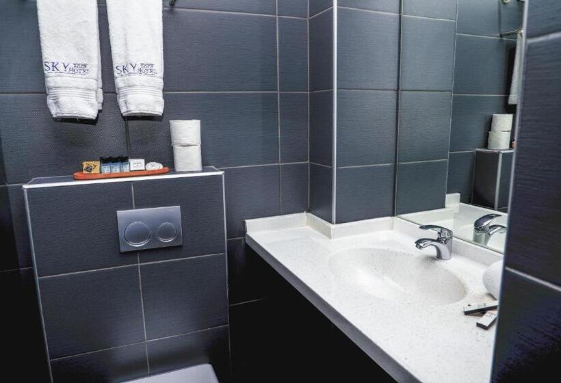 חדר סטנדרט לשלושה, Sky Roof