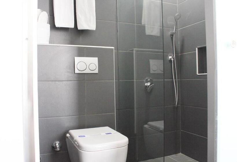 חדר בסיסי לשלושה, Sky Roof