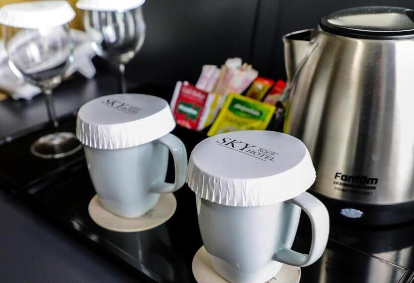 חדר בסיסי לשלושה, Sky Roof