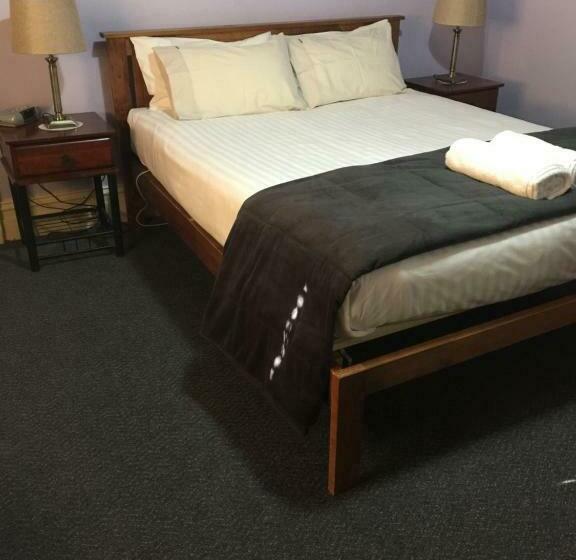 חדר דלוקס, Rochester Tavern