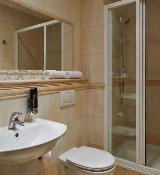 Superior 3 Pers. Værelse, Singer