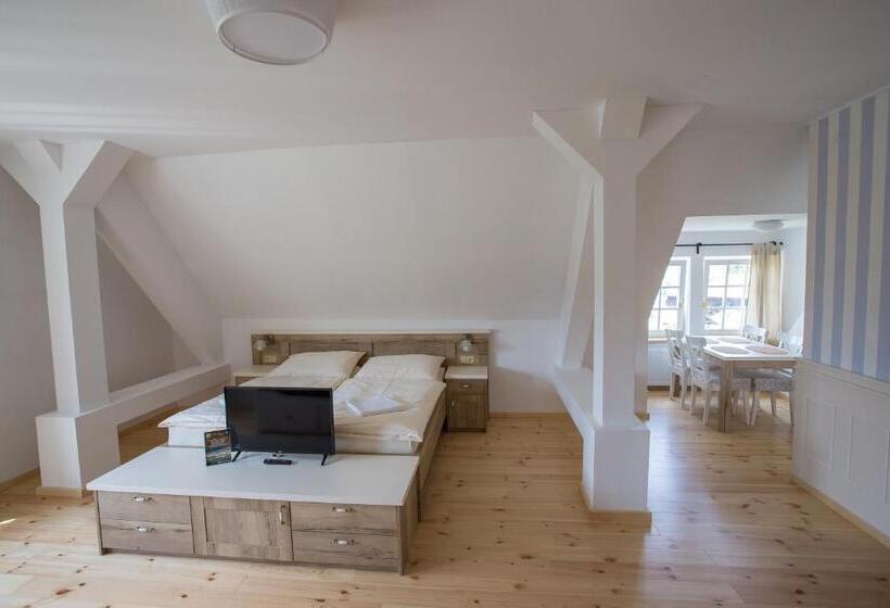 جناح, Penzion Statek Bernard