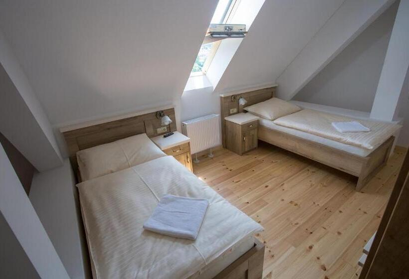 جناح, Penzion Statek Bernard