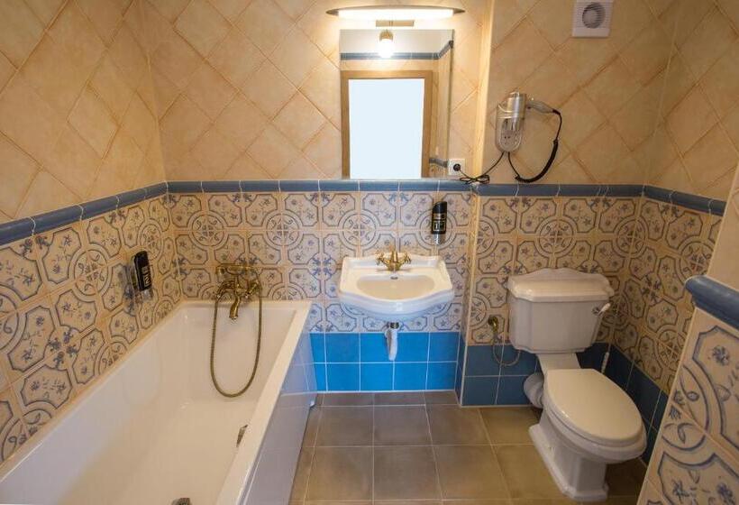 جناح, Penzion Statek Bernard