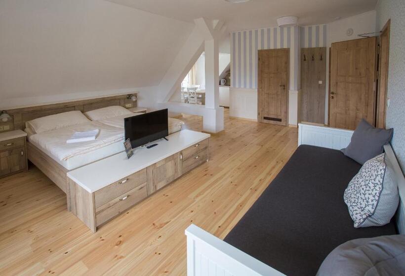 جناح, Penzion Statek Bernard