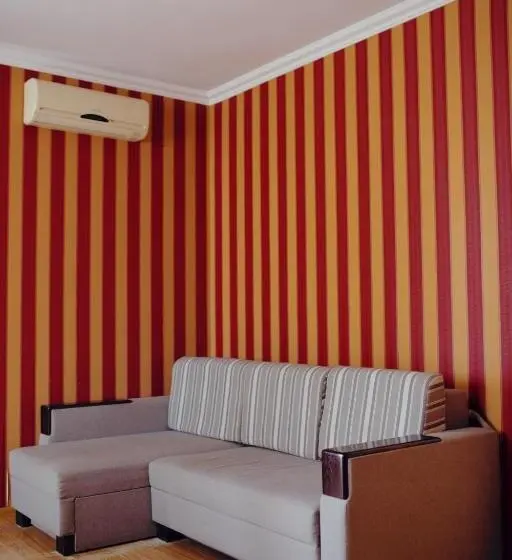 スイート, Grebenky Motel