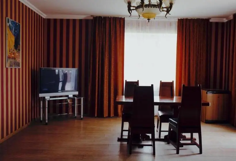 スイート, Grebenky Motel