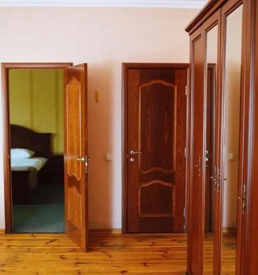スイート, Grebenky Motel