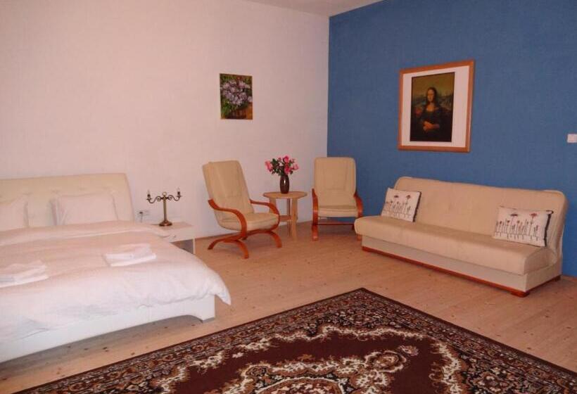 סוויטת ג'וניור, Kaštieľ Biela Dáma A čierny Rytier