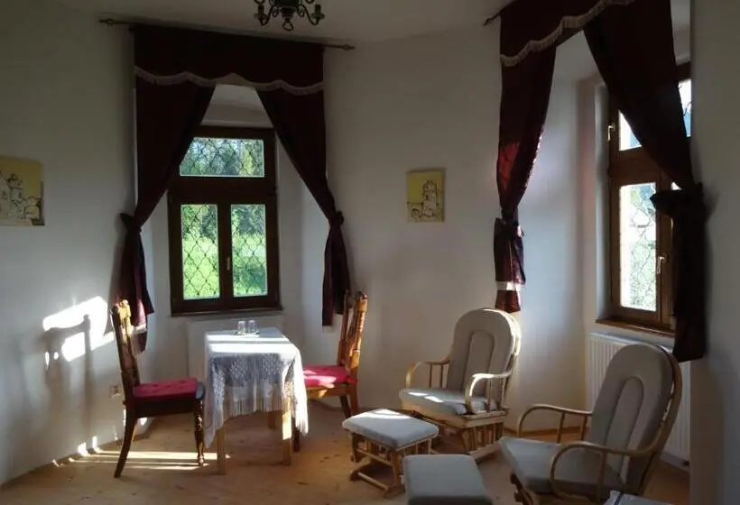 デラックススイート, Kaštieľ Biela Dáma A čierny Rytier