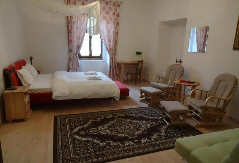 חדר סופריור, Kaštieľ Biela Dáma A čierny Rytier