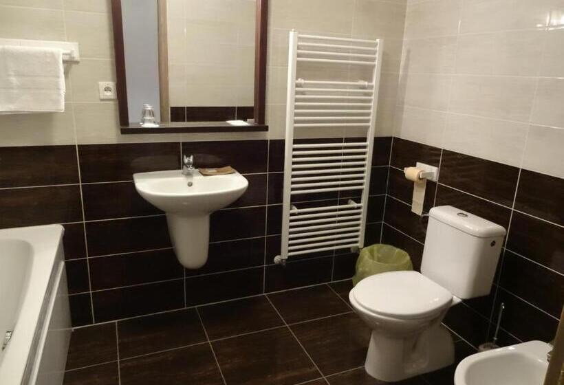 חדר סופריור, Kaštieľ Biela Dáma A čierny Rytier