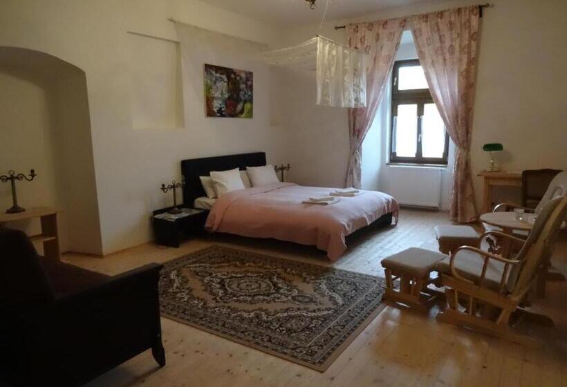 חדר סופריור, Kaštieľ Biela Dáma A čierny Rytier