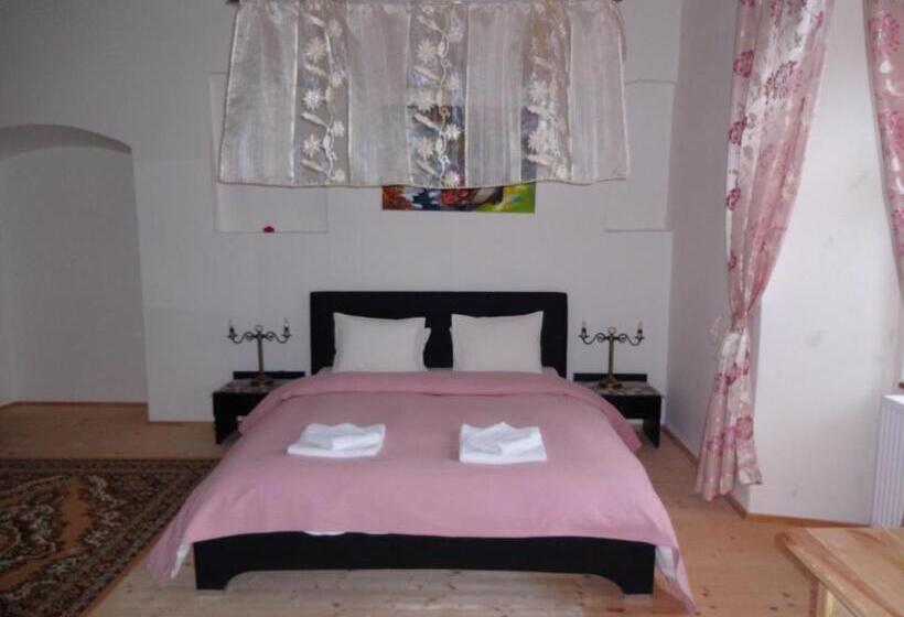 חדר סופריור, Kaštieľ Biela Dáma A čierny Rytier