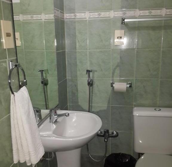 חדר דלוקס לארבעה, A Mi Gente