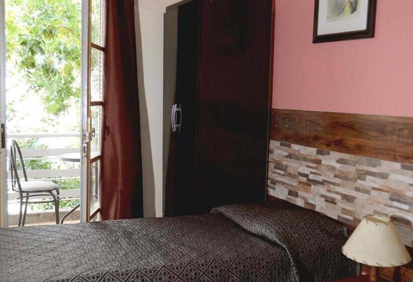 חדר סטנדרט לשלושה, A Mi Gente