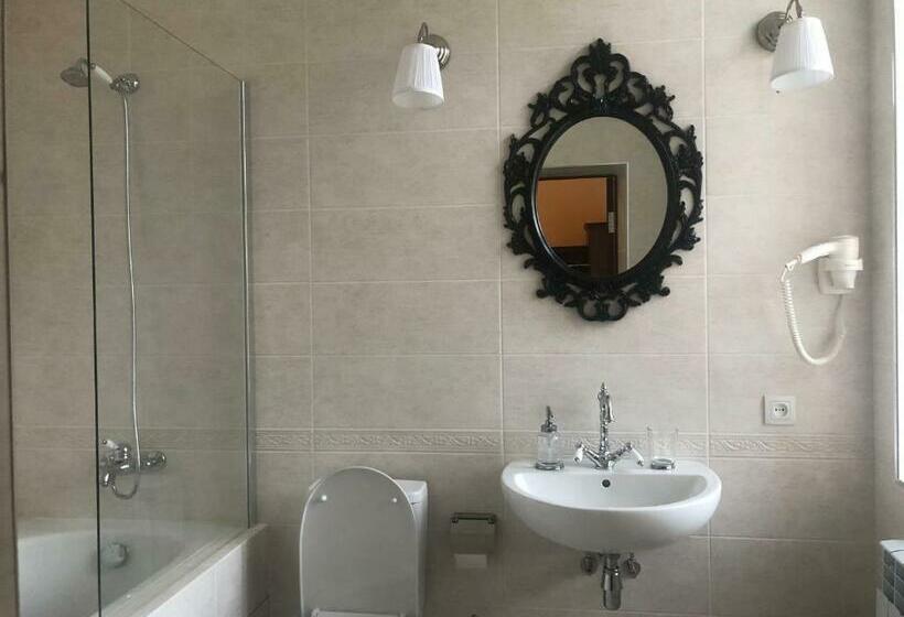 小型套房, Budynok Pyschevycha