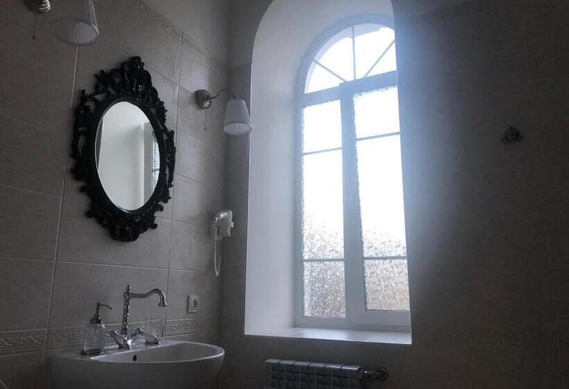 小型套房, Budynok Pyschevycha