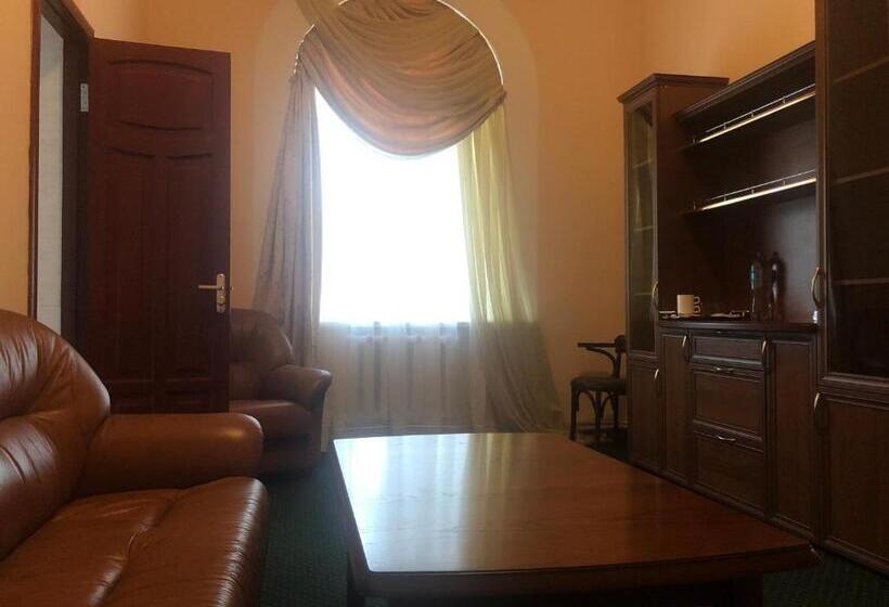 小型套房, Budynok Pyschevycha