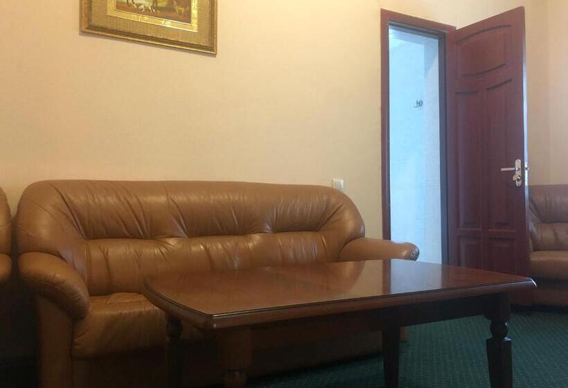 小型套房, Budynok Pyschevycha