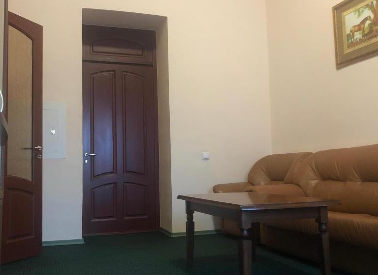 小型套房, Budynok Pyschevycha