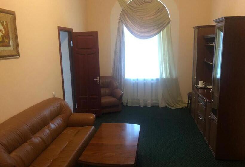 小型套房, Budynok Pyschevycha