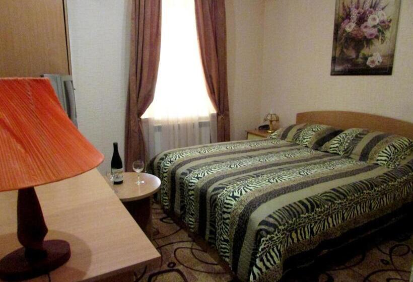 اتاق اکونومی, Old Town