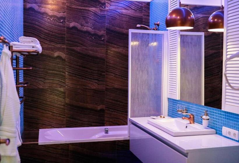 جناح ديلوكس, Sluch