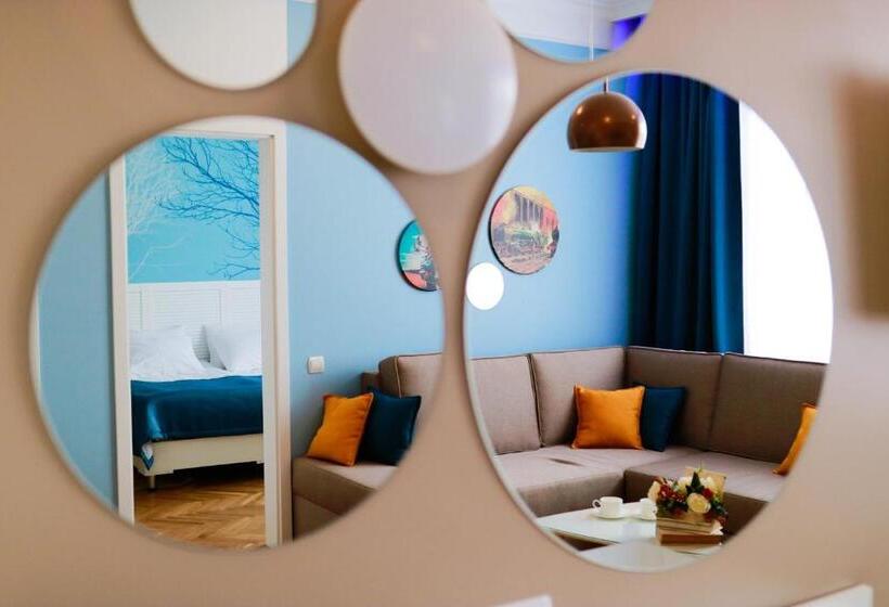 جناح ديلوكس, Sluch