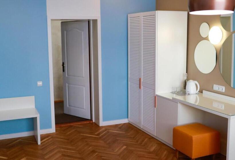 جناح ديلوكس, Sluch