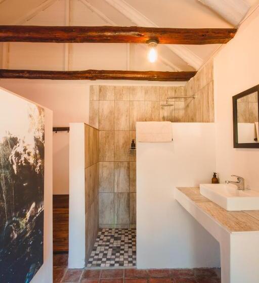 منزل غرفة نوم واحدة, Strawberry Hill Farm