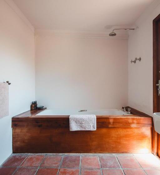 منزل غرفة نوم واحدة, Strawberry Hill Farm