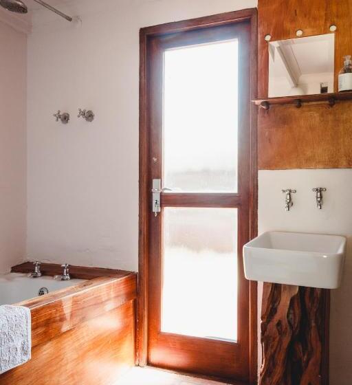 منزل غرفة نوم واحدة, Strawberry Hill Farm