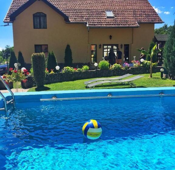 חדר סטנדרטי לארבעה עם חדר אמבטיה משותף, Casa De Vacanta Silvia Varmaga