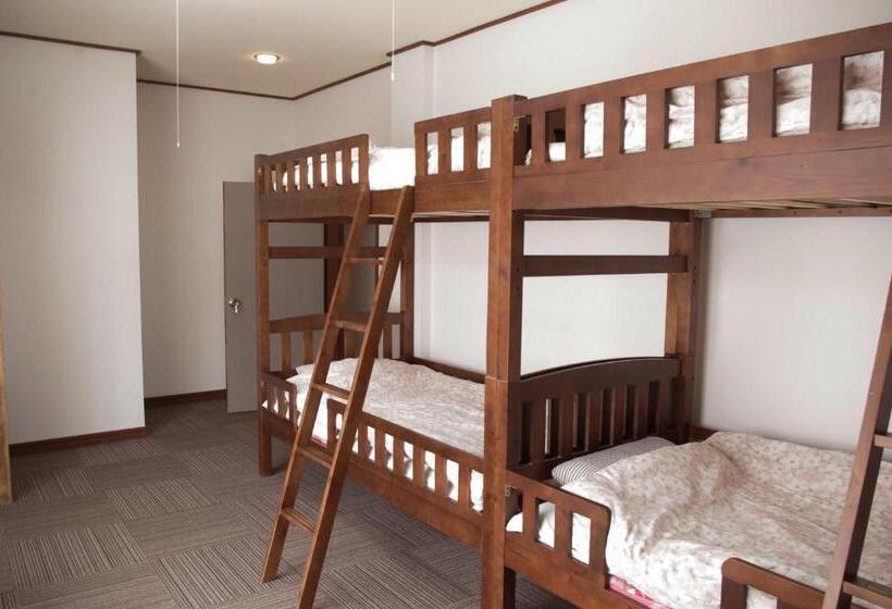 חדר סטנדרטי לארבעה עם חדר אמבטיה משותף, Guesthouse E Ne